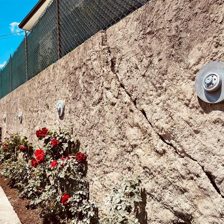 Consolidamento di un muro a pericolo di crollo con tiranti in barra autoperforanti, casa privata, Arzignano - Vicenza