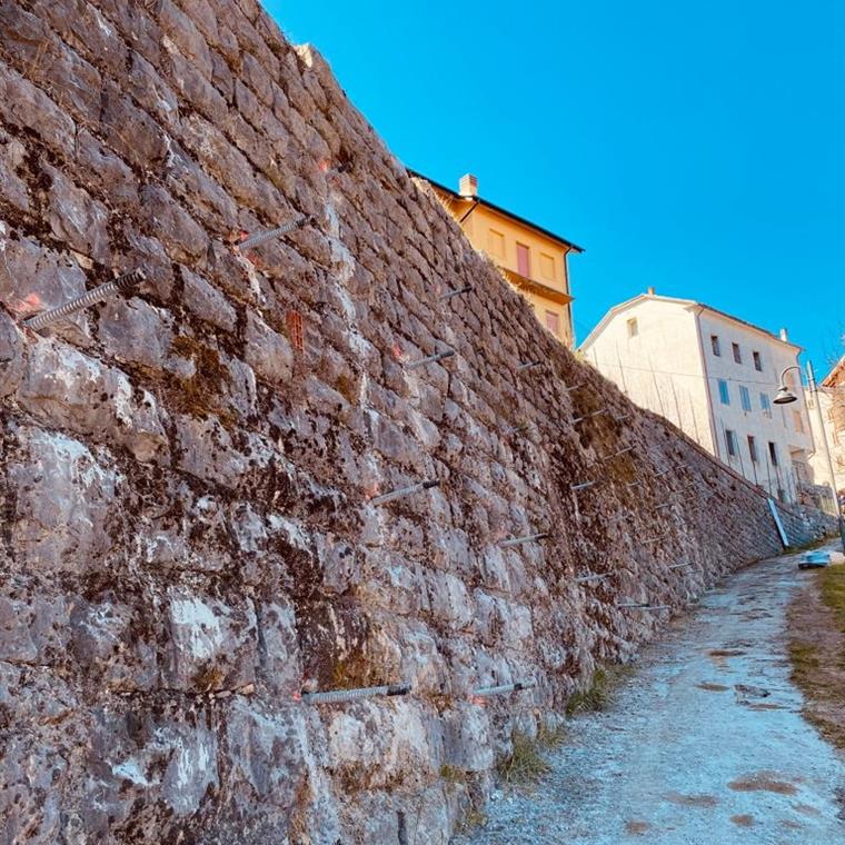 Tiranti autoperforanti per consolidamento di un muro a rischio crollo, Tonezza del Cimone, Vicenza